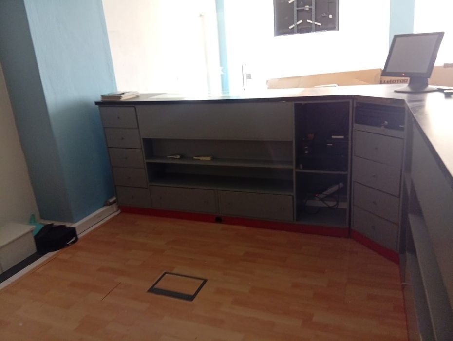 Balcão + expositor + computador + caixa + monitor touch