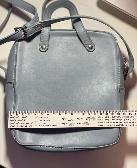 Блакитна сумка з ремінцем