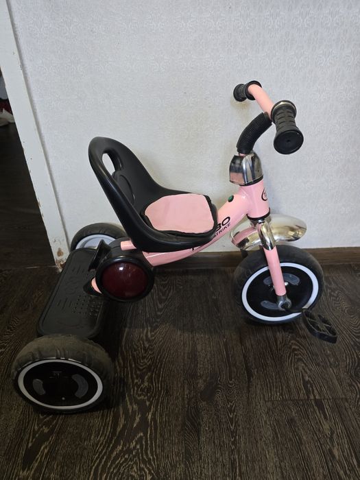 Дитячий триколісний велосипед з підсвічуванням коліс та музикою Turbo