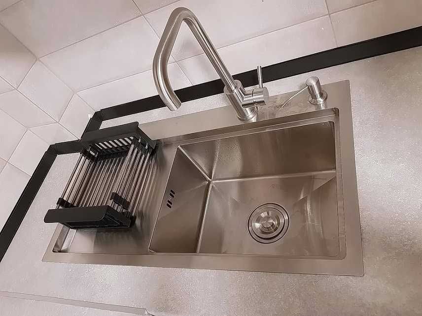 Кухонна мийка 78х43 см. з кошиком сушкой, сифоном, дозатором