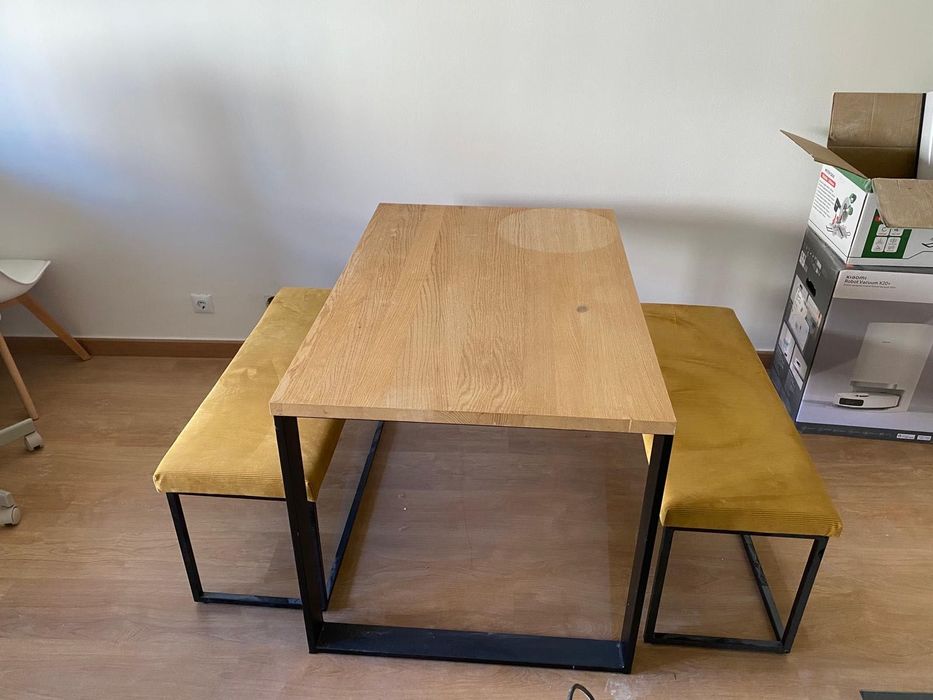 Mesa com 2 bancos
