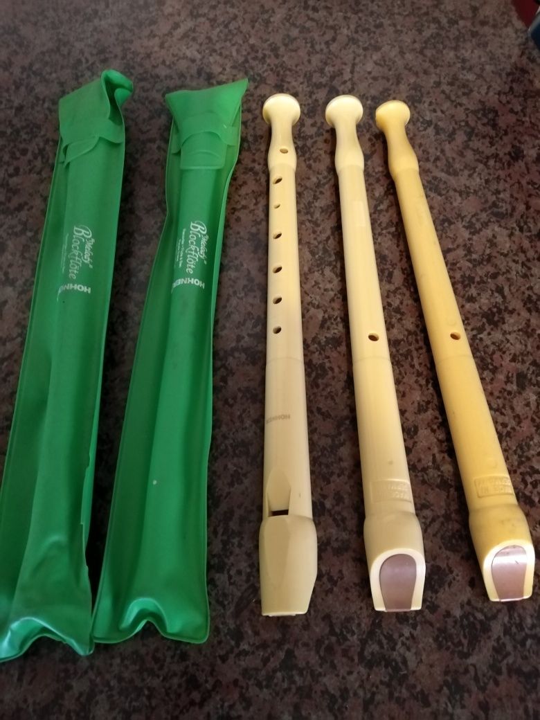 Flautas musicais e harmónica de criança