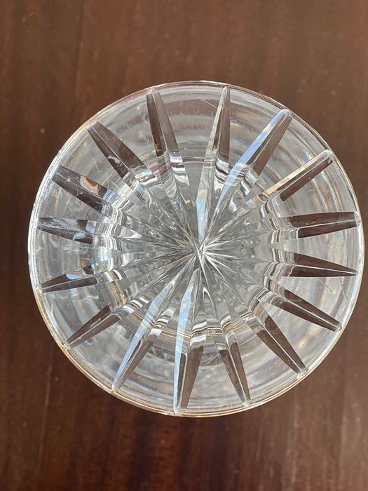 Kryształowy wazon z szeroką podstawą