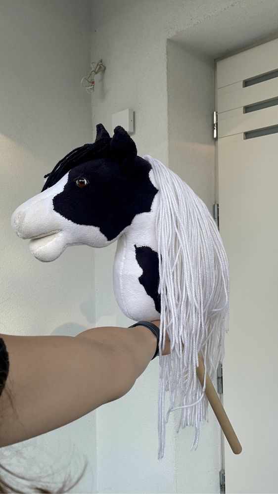 Hobby horse czarno biały, realistyczne chrapy i oczy, kij