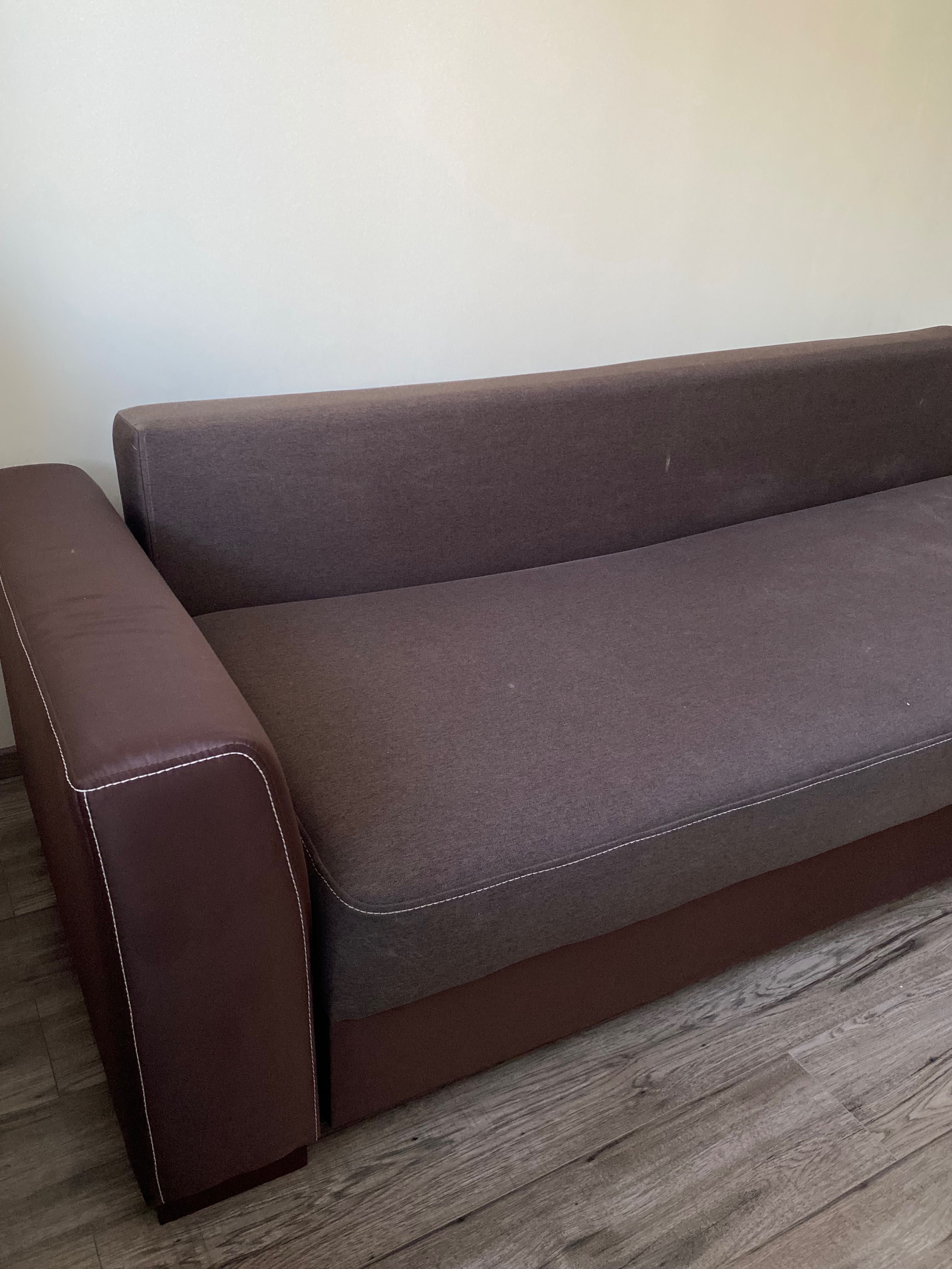 Sofa rozkładana z pojemnikiem