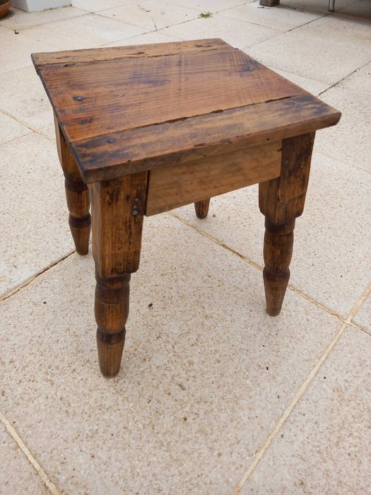 Antiga banqueta ou mocho de lareira