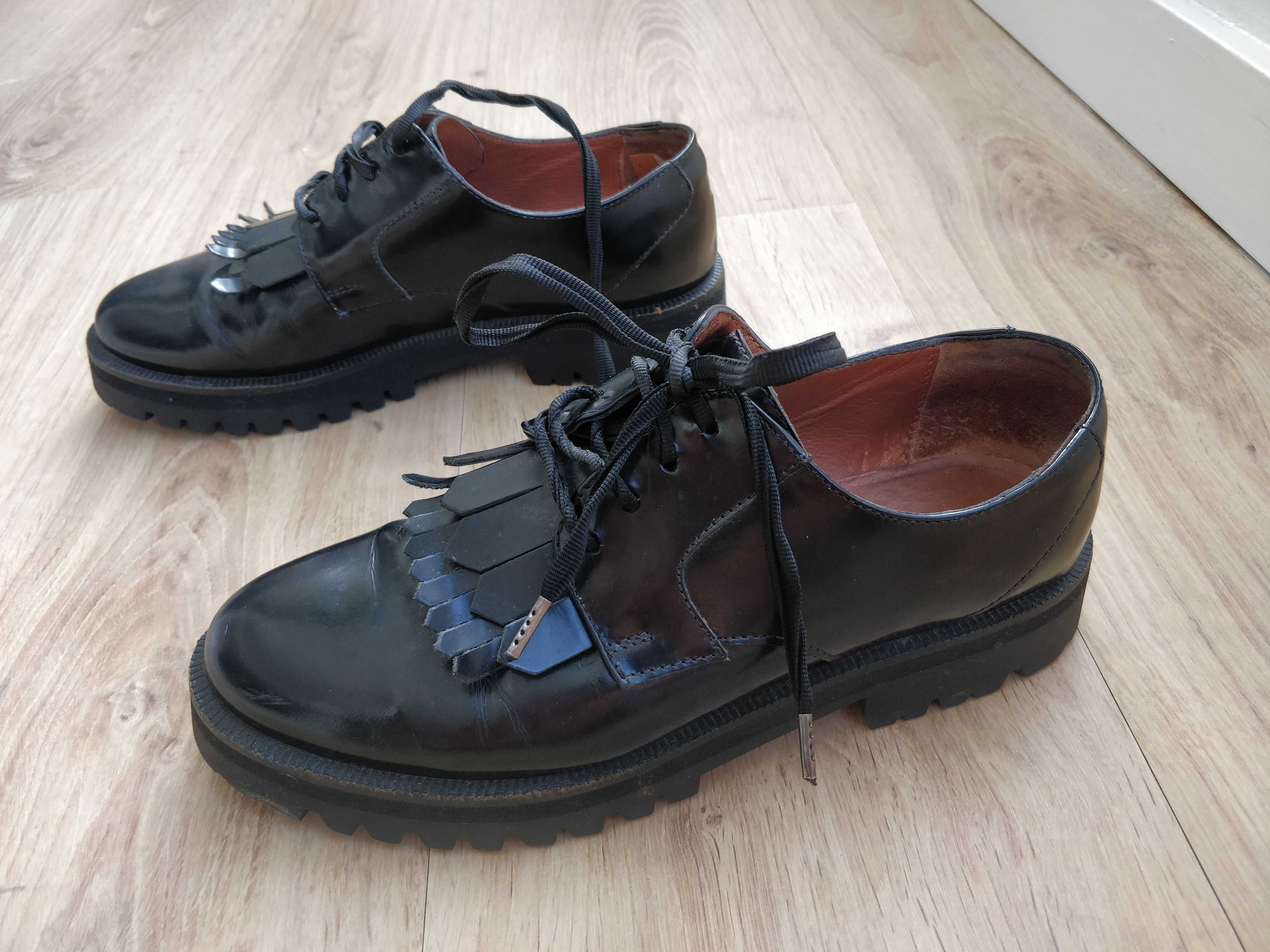 Sapatos Oxfords 37 impermeáveis plataforma, pretos em pele Max&Co.