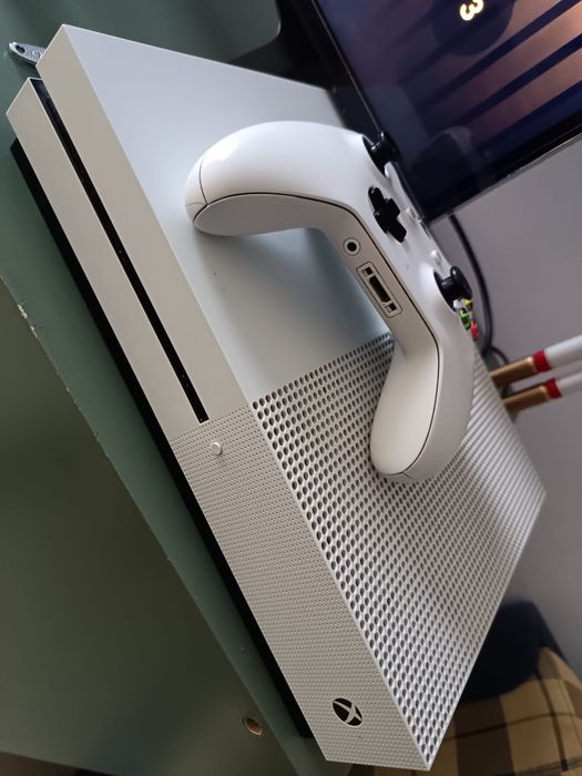 Xbox One S 1TB + comando + GTA V e COD — impecável