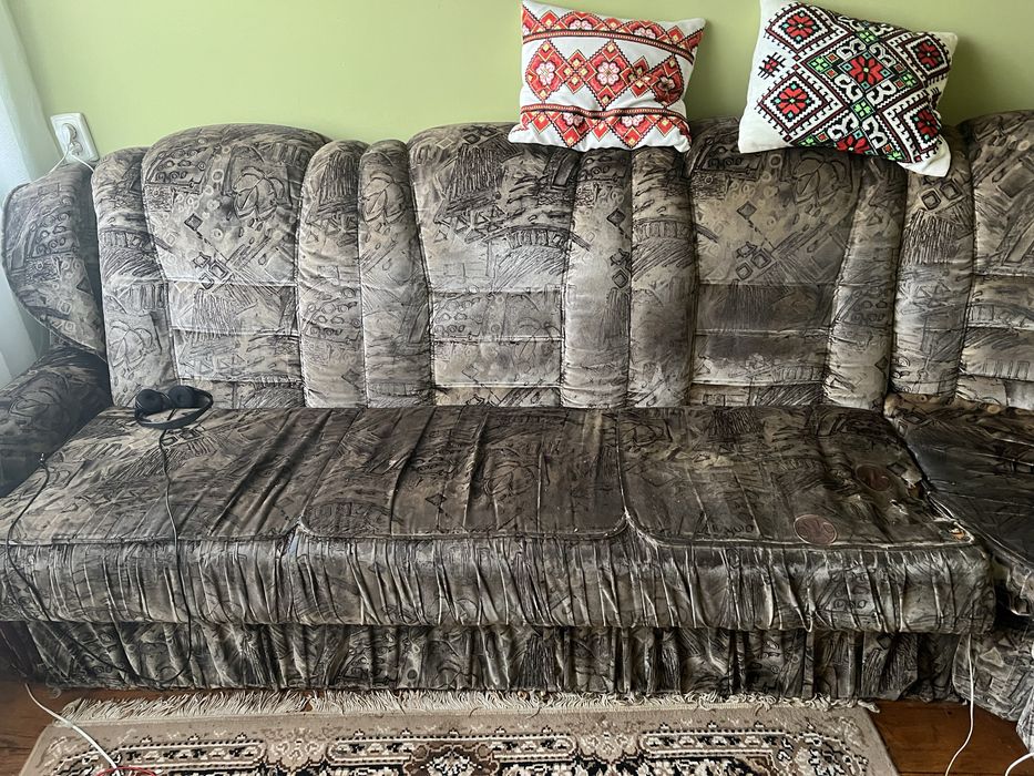 Диван кутовий + крісло.   Диван бувший у користуванні . Матерія за