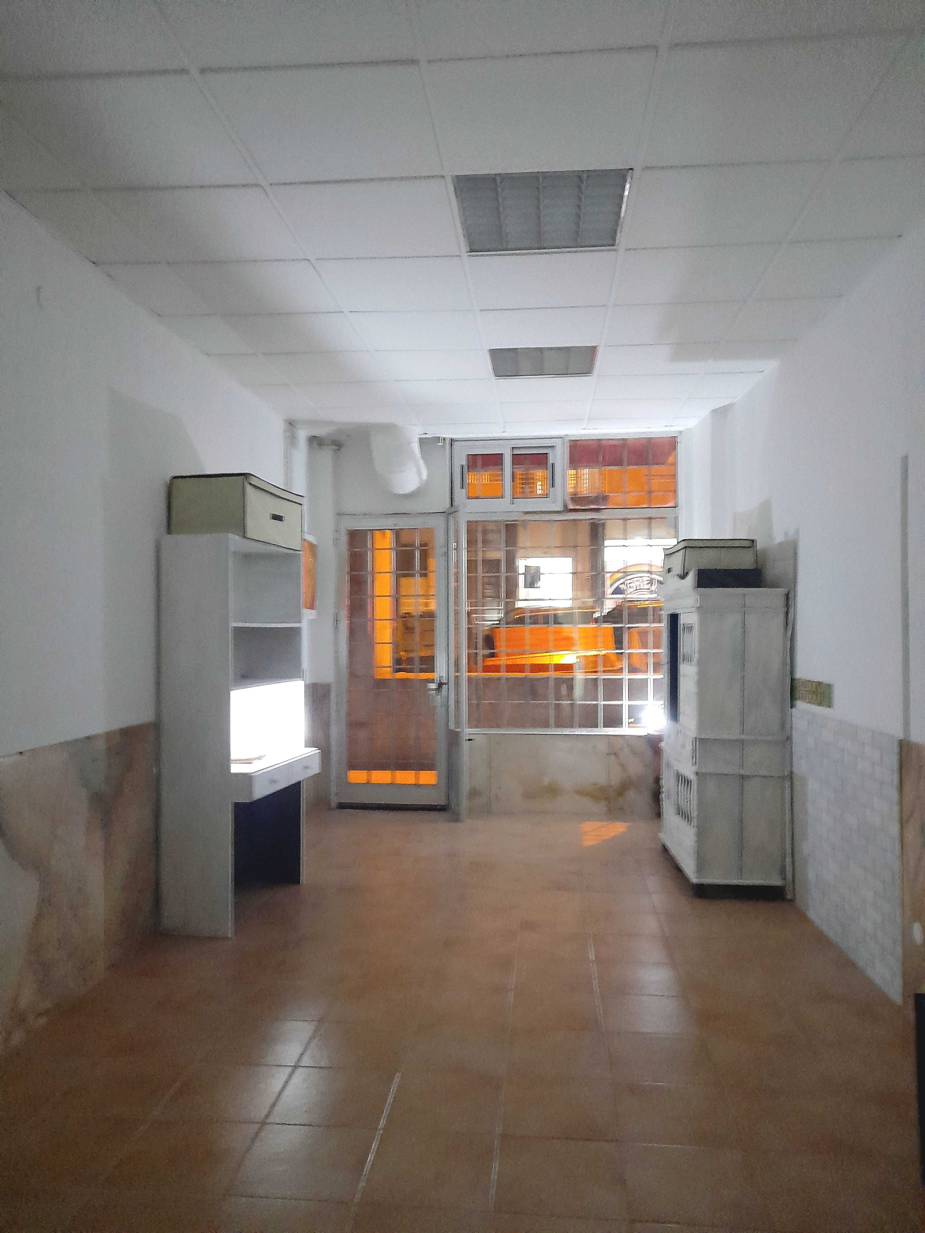 Vende-se LOJA/centro Almada c/casa banho e saida de fumo