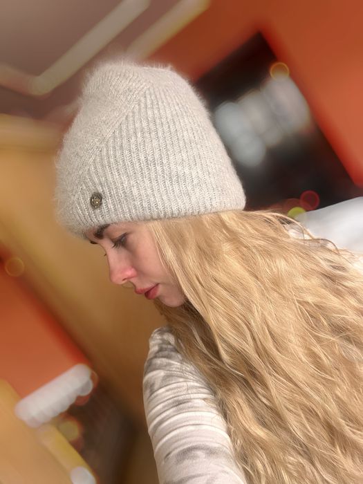 Тепла стильна ангорова шапка на флісі