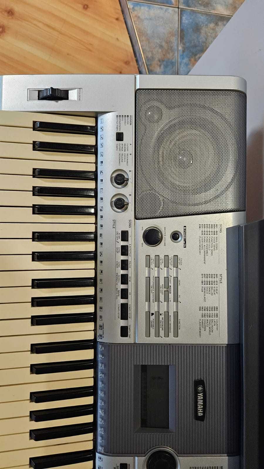 Keyboard Yamaha PSR-E403 wraz z pokrowcem oraz statywem.