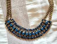 Colar dourado com trabalhado azul - nunca usado