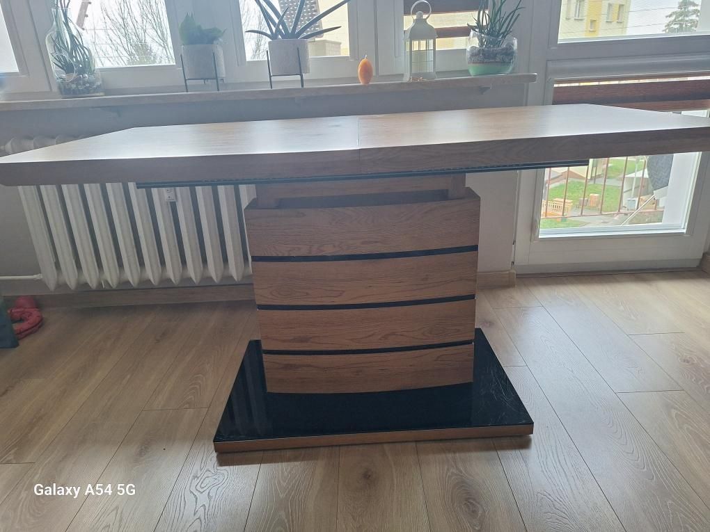 Stół duży w dobrym stanie