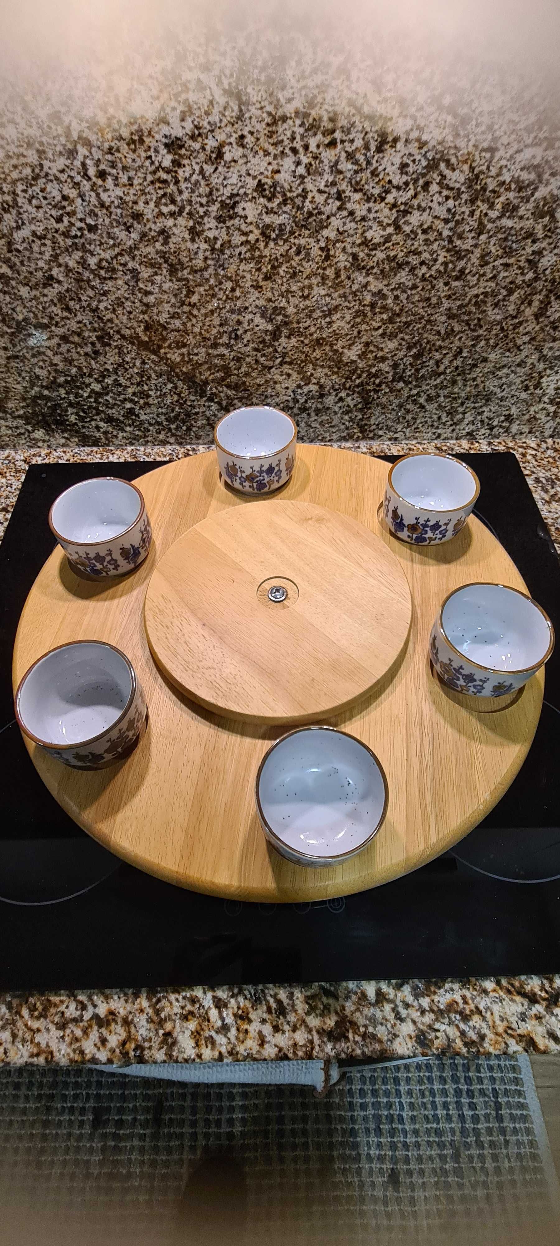 Mesa giratória de madeira