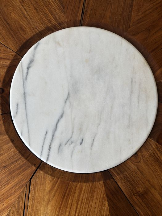 drewniana ława z marmurem