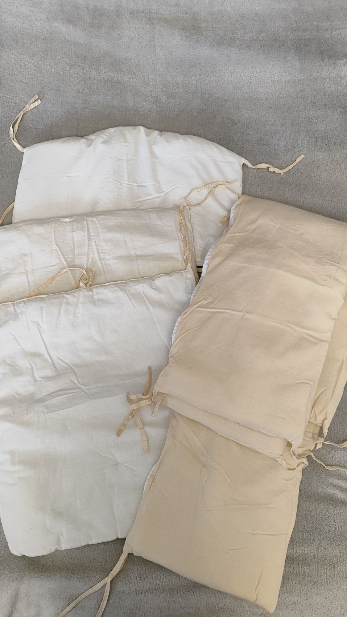 Бортики, ковдра, подушечка та постіль для дитячого ліжечка