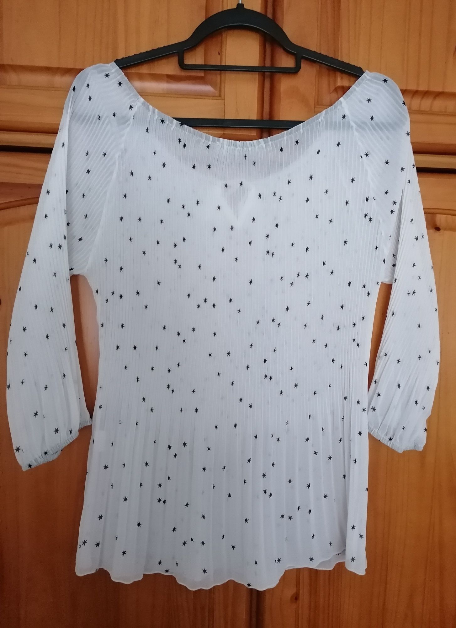 Camisa branca com estrelas pretas