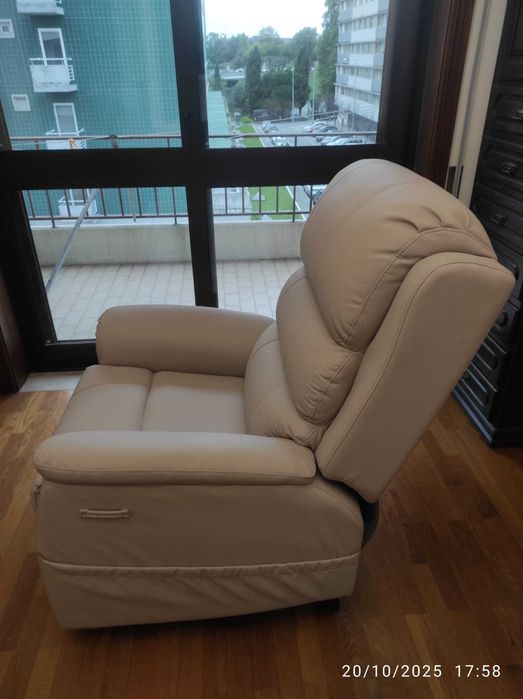 Poltrona Reclinável com Massagem Carminda