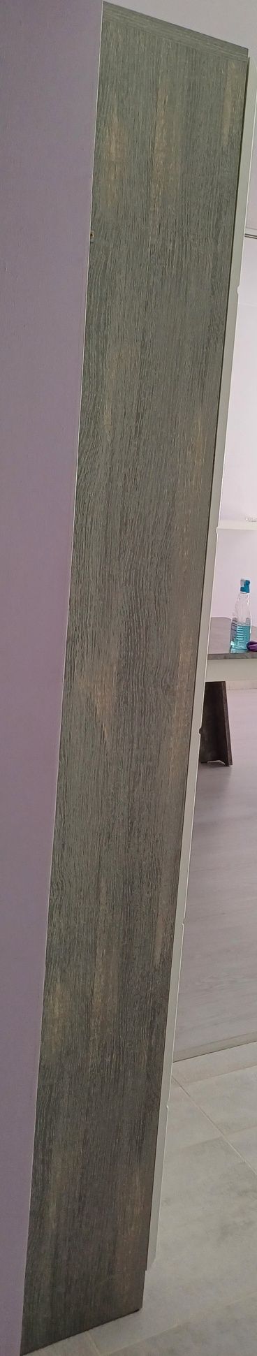 Movel com porta de vidro e prateleiras.