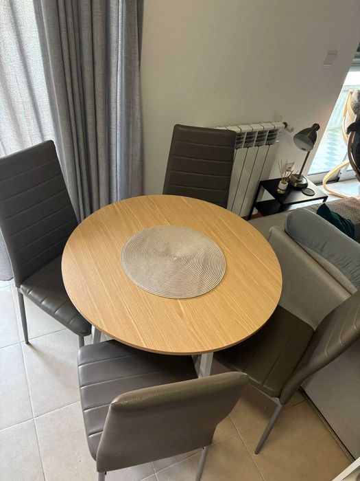 Mesa Redonda com 4 Cadeiras – Perfeito para Cozinha!
