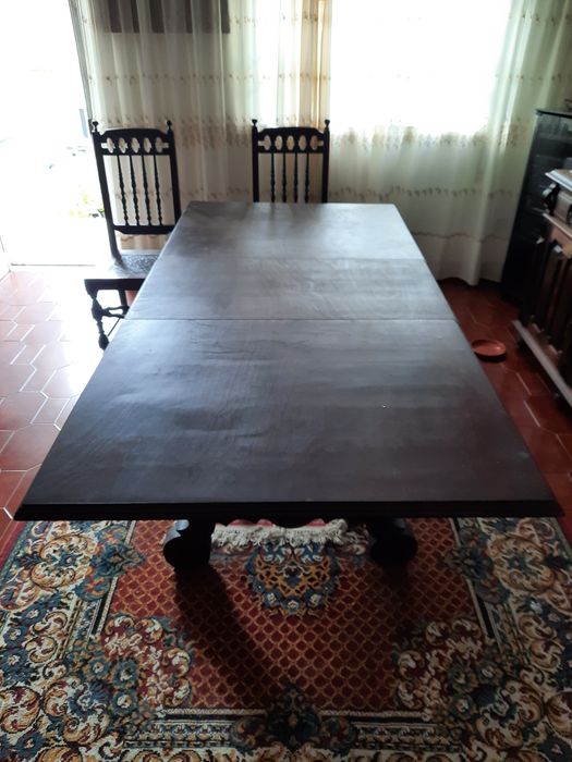 Mobília de sala composta por mesa cadeiras e móvel