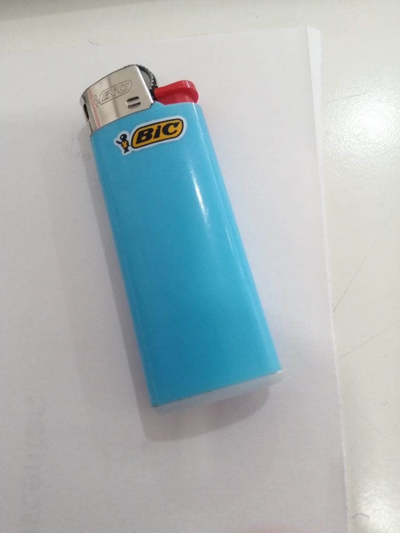 Isqueiro Bic pequeno