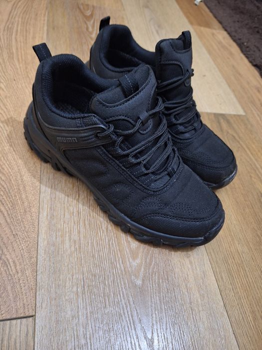 Водо відштовхуючі термо кросівки