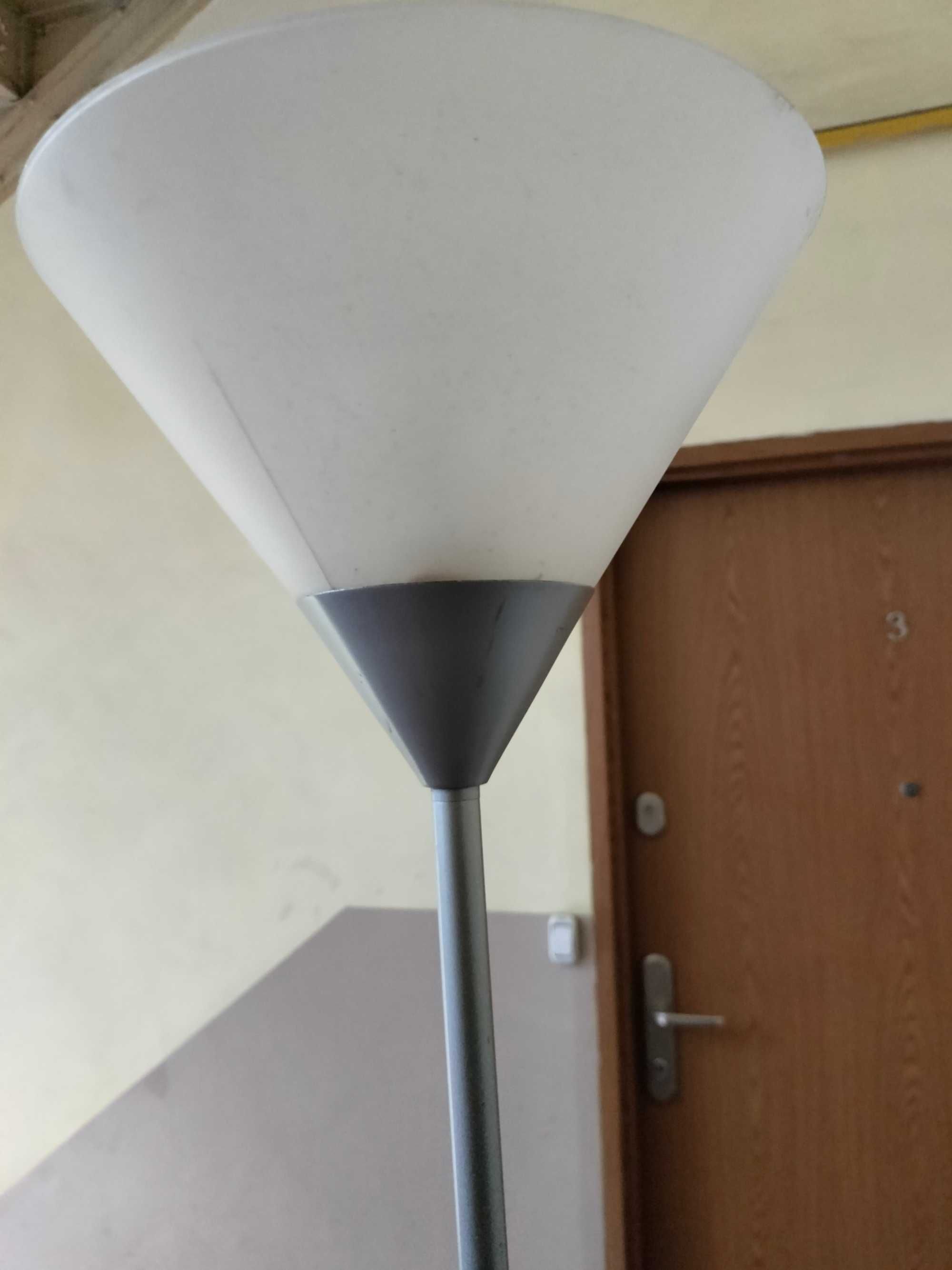 Lampa stojąca około 1,5 metra