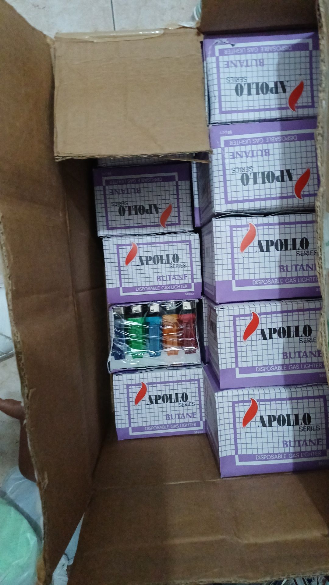 Caixa de isqueiros 3,50 cada uma