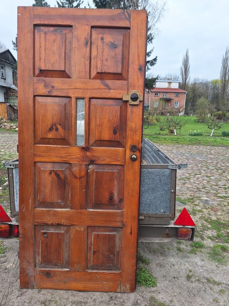 Drzwi drewniane b. solidne.