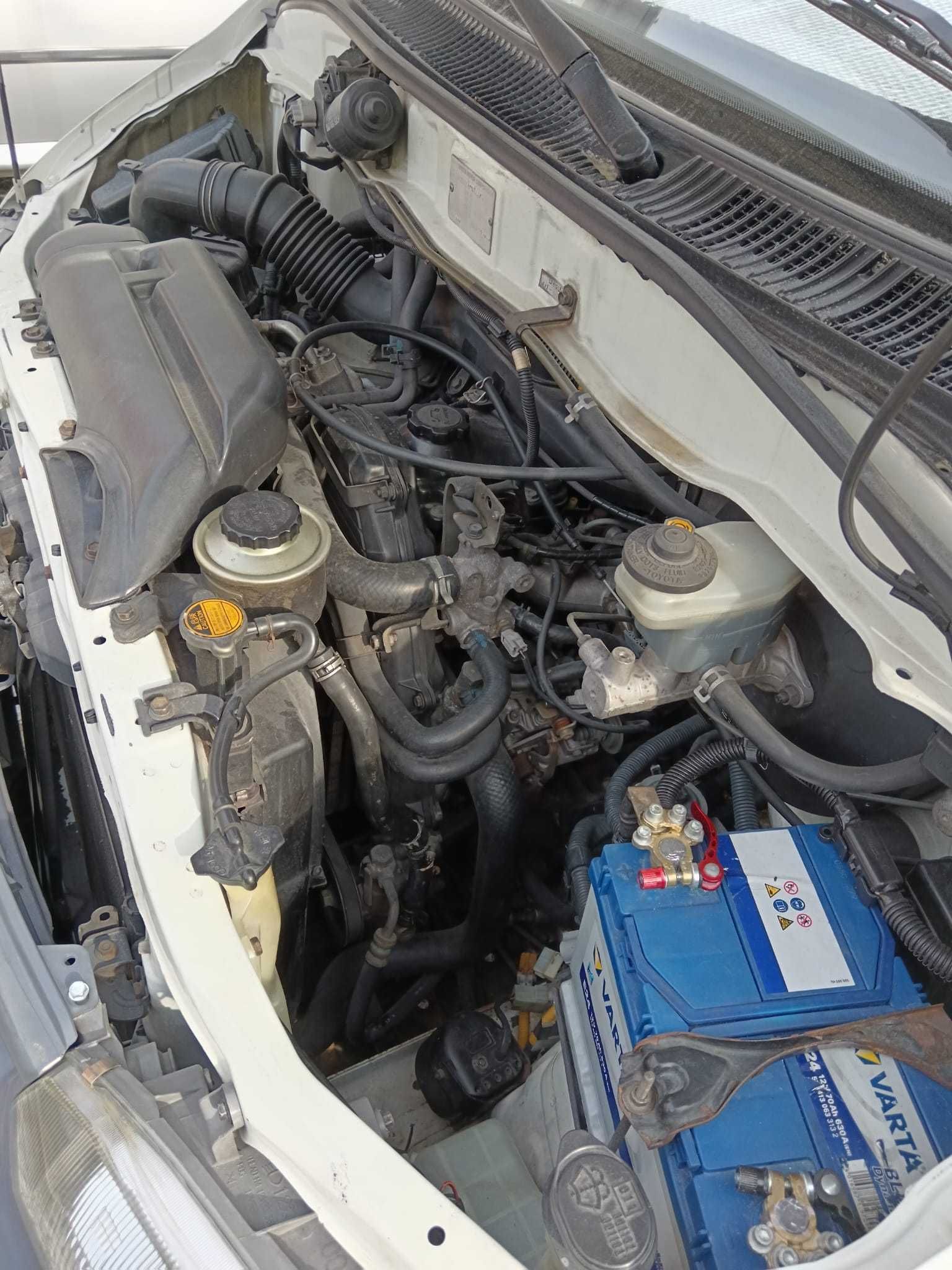 Toyota Hiace 1999, com modificações para campervan.