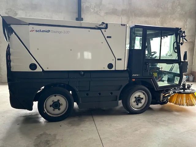 Schmidt Swingo 200+ zamiatarka kompaktowa / chodnikowa Euro 6 PM10/PM2.5  chodnikowa miejska myjka niski przebieg mod. 2021 super stan