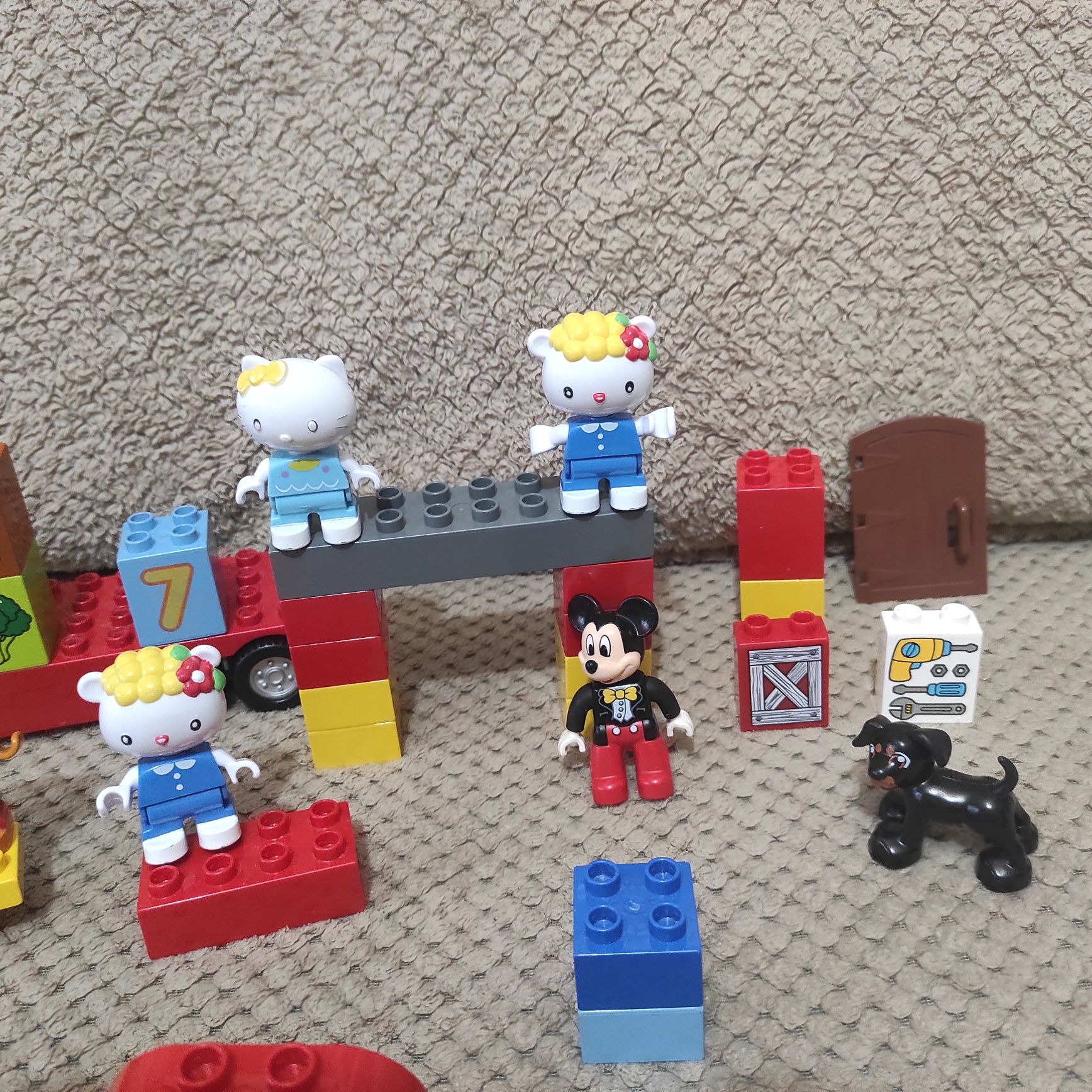 LEGO Duplo mix klocków z różnych zestawów.
Myszka Miki 
Tir z czerwoną