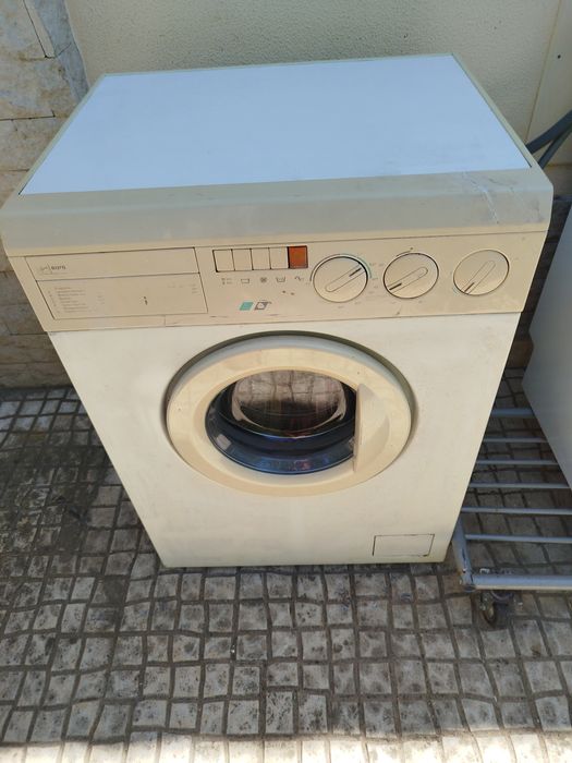 Máquina roupa e máquina loiça.