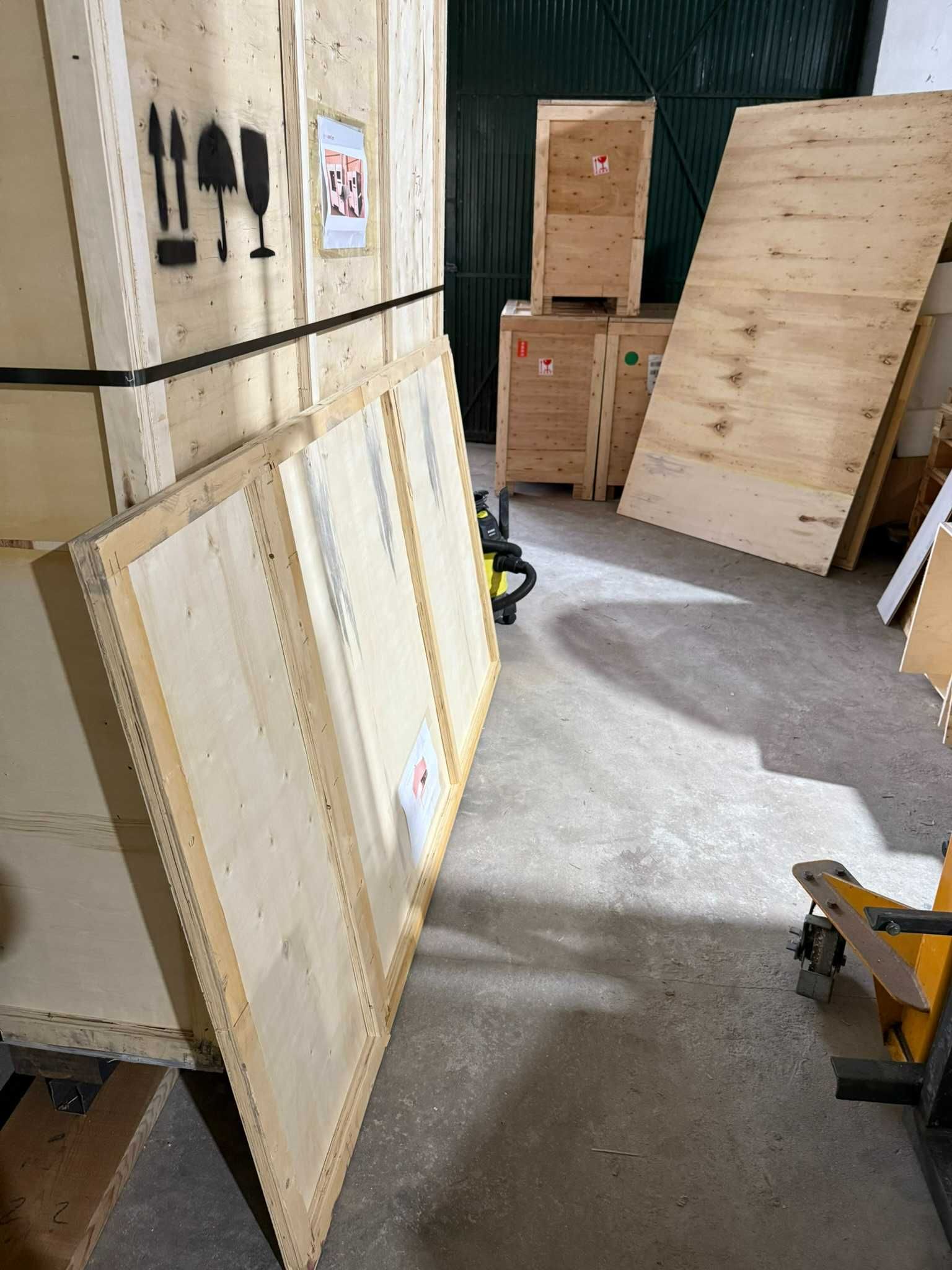 Vendo placas de madeira contraplacadas de caixas paletizadas