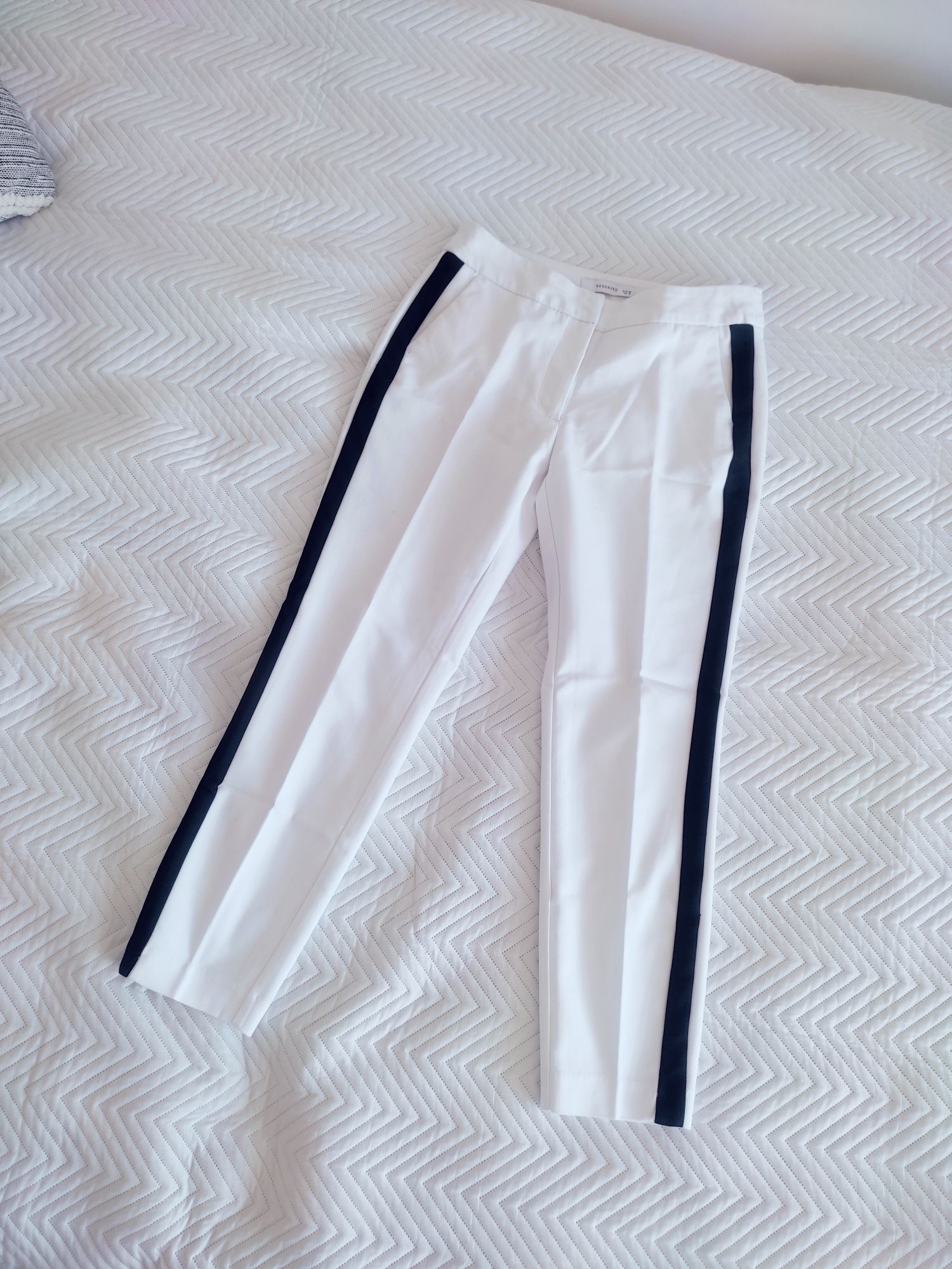 Białe spodnie cygaretki z lampasami Reserved roz 36