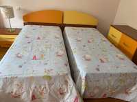 Duas camas de solteiro + Mesinha de cabeceira + cômoda