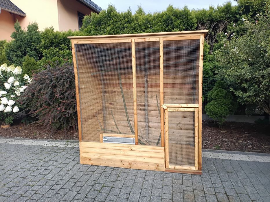 Klatka 2m z karmidłem obrotowym, boazeria, dach papa, solidna, patyki