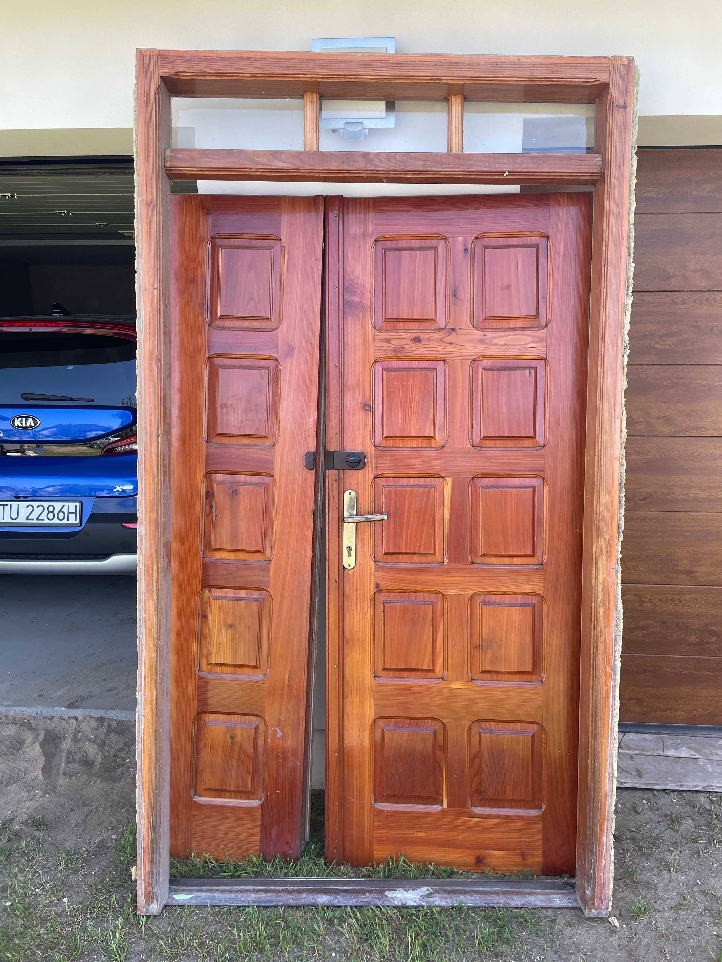 Sprzedam drzwi zewnętrzne drewniane z dostawką