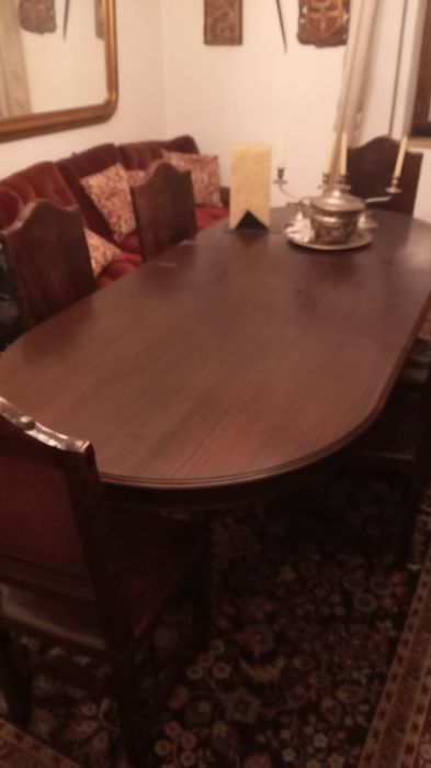 Mesa maçica em extençivel, com 6 cadeiras