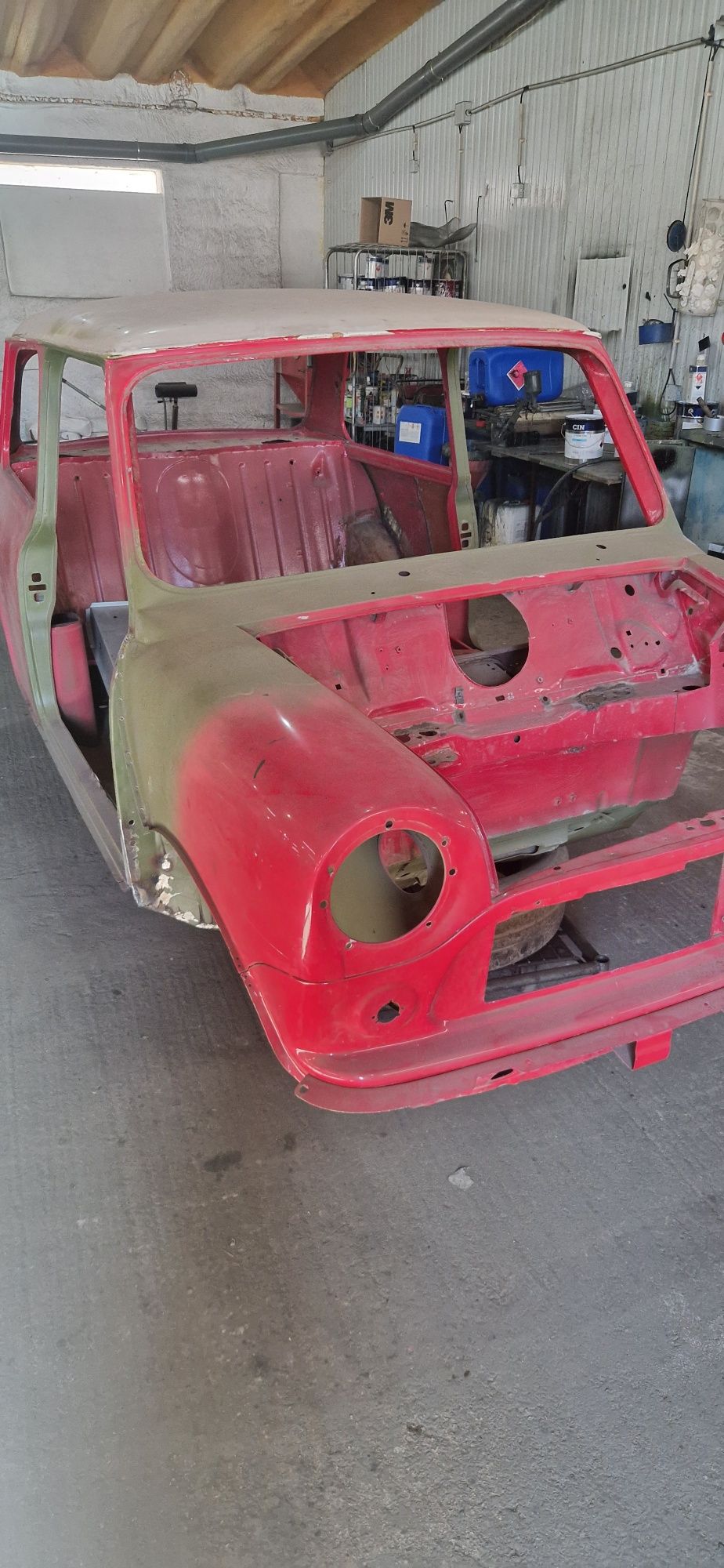 Mini 1000 vermelho de 1973, em fase adiantada de restauro