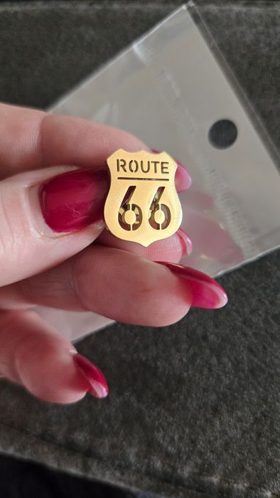 Przypinka Route 66 zlota.