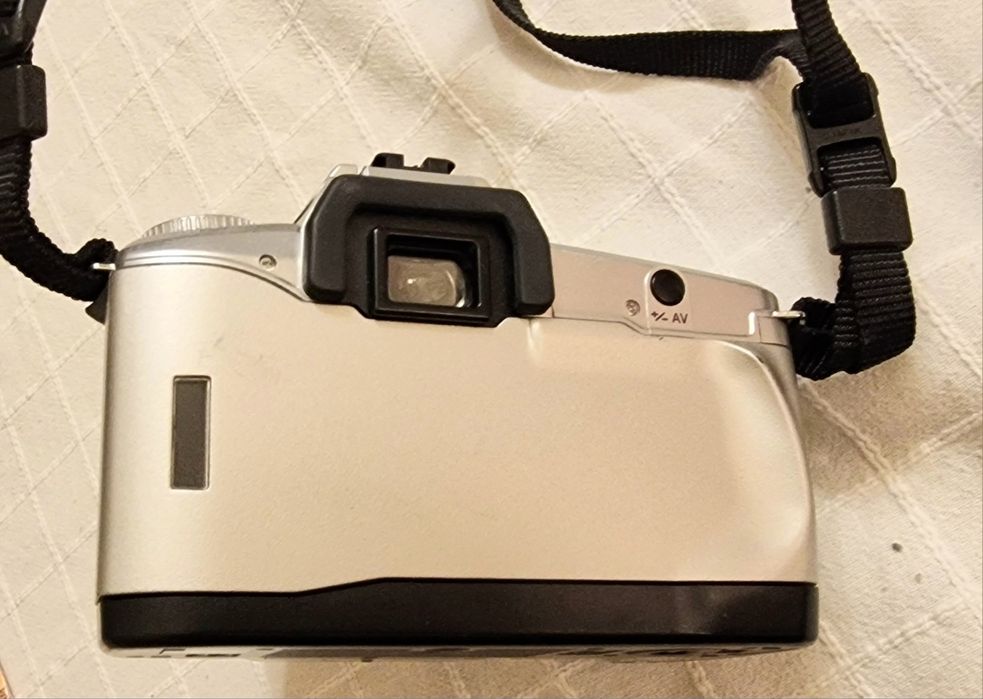 Lustrzanka analogowa, aparat Minolta Dynax 40, testowana z filmem