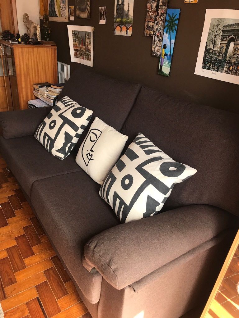 Sofá em tecido 2 lugares espaçoso com almofadas decorativas.