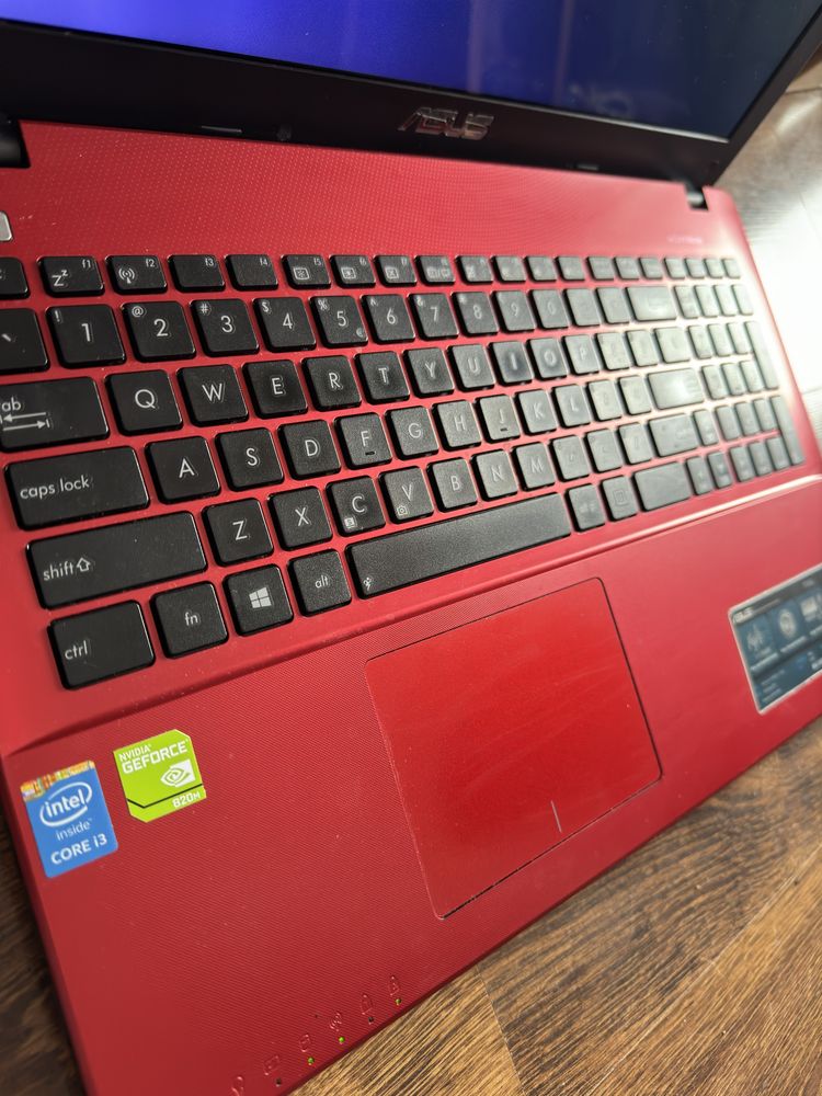 Laptop ASUS F550L czerwony