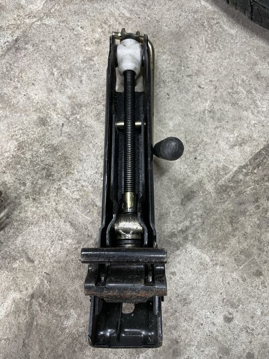 Домкрати у хорошому стані два нових по гривень а по 450 за іншого 300