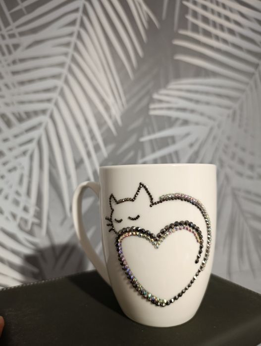 Чашка прикрашена стразами