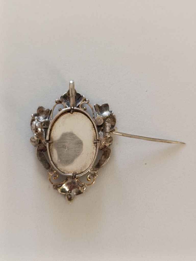 Antigo alfinete pendente em prata e ouro