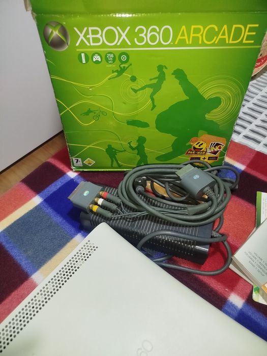 Xbox 360 com 2 comandos e 6 jogos